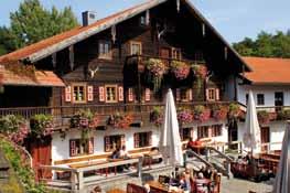 Im rustikalen Stüberl des Hauses gibt es Köstlichkeiten aus der Region von der Brotzeit bis zum bayerischen Schmankerl.