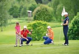 Golf Abschlagen in Europas grösstem Golf Resort Fünf mal 18-Loch, drei mal 9-Loch und zwei mal 6-Loch gibt zusammen 129 Golfbahnen auf insgesamt zehn Golfplätzen mit einer Gesamtfläche von 476