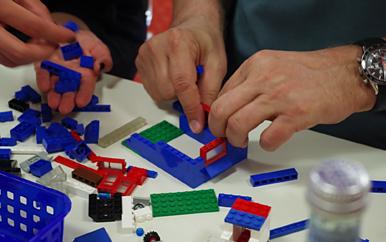 Das Bauen mit LEGO macht Strukturen, Prozesse und Teamdynamiken greifbar. LEGO bietet viele Möglichkeiten der individuellen Interpretation einer Aufgabe.