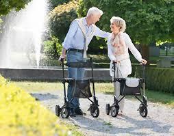 Der Rollator. Mit zunehmendem Alter können körperliche Beschwerden auftreten, welche die Mobilität einschränken und den Alltag beschwerlich gestalten.