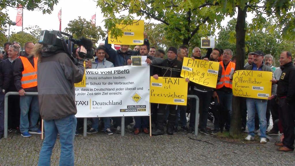 REPORT Gewerbe Wegfall der Ortskundeprüfung: Die Branche wehrt sich mit Demonstration in Berlin Für Touristen rund um das Brandenburger Tor in Berlin bot dieser 13.