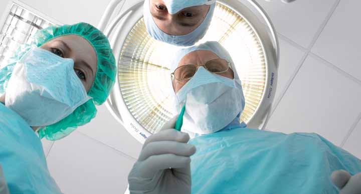 Die Operation Die einzelnen Operationsschritte Beim operativen Eingriff wird das erkrankte Hüftgelenk durch ein Kunstgelenk ersetzt. Die Operation kann in Voll- oder Teilnarkose erfolgen.
