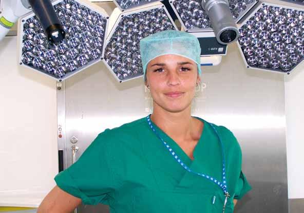 BERUF AKTUELL... Als Mitglied des OP-Teams betreut Simone Molenda die Patienten im OP-Saal. Foto: Kzenon (fotolia.