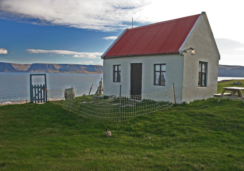 Ferienhäuser Westfjorde Hænuvík Wohnen am Ende Europas Die Ferienhäuser von Hænuvík liegen gemeinsam mit dem Farmhaus in traumhafter Lage direkt am Patreksfjörður am äußersten Ende der abgelegenen