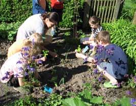 Schulnachrichten Schulgarten 2017 Bei wunderbarem Wetter machten sich die ersten Klassen auf in den Schulgarten. Gerne halfen die kleinen Gärtner bei der Bepflanzung der Beete.