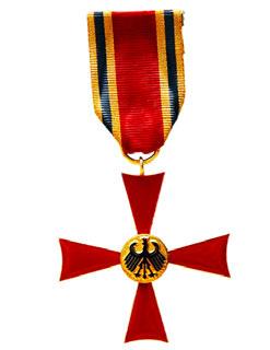 Juli das Bundesverdienstkreuz am Bande auf Vorschlag des DRK Landesverbandes Hessen für sein Lebenswerk DRK verliehen. Überreicht wurde es durch den Landrat des Landkreises Offenbach, Oliver Quilling.