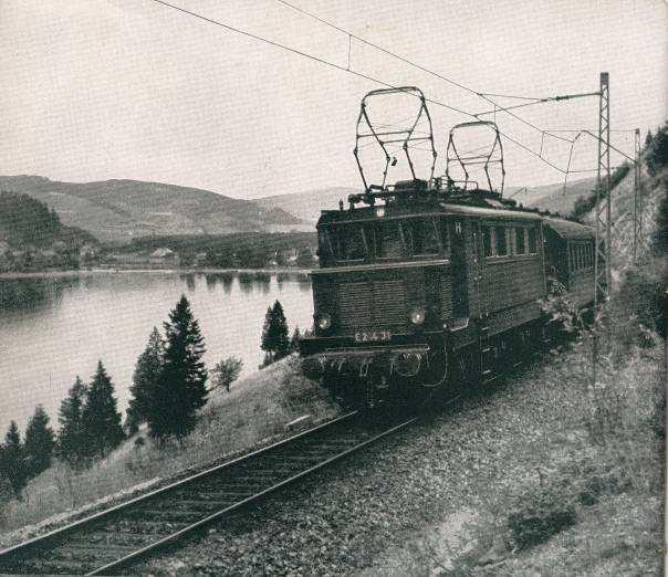 E 244 31 gehörte zu den Versuchsloks für die ab 1934 elektrifizierte Höllentalbahn zwischen Freiburg und Neustadt sowie die Dreiseenbahn Titisee Seebrugg mit ihren enormen Steigungen von bis zu 55