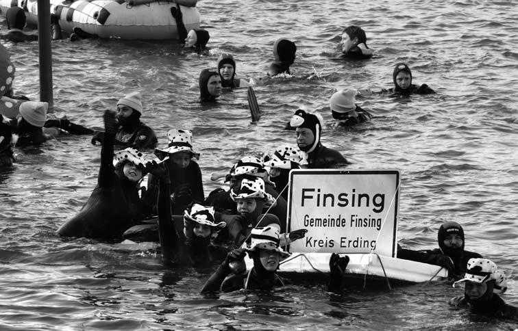 spruchvoller Wettbewerb, der mit Schwimmen, Laufen und Radfahren entfernt etwas zu tun hat, wird von den Teilnehmern mit Bravour gemeistert. Saukalt ist s!
