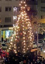 Grund dafür war der alljährliche Nikolausumzug, der um die Weihnachtsbaumbeleuchtung durch die Bürgervereinigung für vorweihnachtliche Stimmung sorgte.