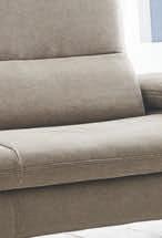 Durch die zusätzlich gewonnene Fläche können sich auf einem Sofa auch zwei Personen bequem ausruhen.