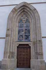 Unter Rückgriff auf die Gotik wurden auch das Turmportal mit einem Maßwerkfenster und einem spitzbogigen Gewände (H. Brömmelkamp aus Baccum/Kr.