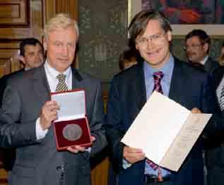 Ausgezeichnet: Hamburgs Erster Bürgermeister Ole von Beust (links) überreichte Alexander Otto, Kuratoriumsvorsitzender der Stiftung Lebendige Stadt, die Alfred-Toepfer-Medaille für sein