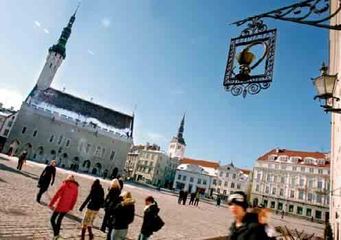 Der Marktplatz von Tallinn mit gotischem Rathaus.