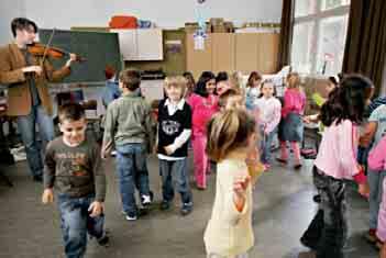 LEBENDIGE STADT VON CORINNE SCHMID Das klingende Klassenzimmer Im Ruhrgebiet soll bald jedes Kind ein Musikinstrument erlernen dürfen.