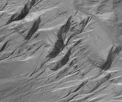 dem heutigen Mars hin. Entscheidendes Indiz dafür: Frische, erst in den letzen sieben Jahren entstandene Sediment-Ablagerungen in einer Kraterwand.