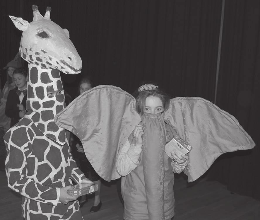 Mit ihren selbst gebastelten Kostümen als Giraffe und Elefant gewannen sie den 1. Platz. Den 2.