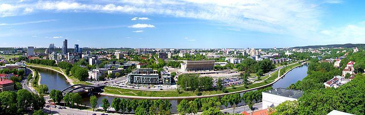 Mit 526.356 Einwohnern ist Vilnius die größte Stadt des Landes und flächenmäßig die größte Stadt des Baltikums.