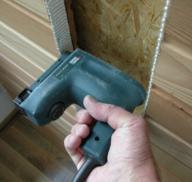 Zur Wärmeabschirmung der Holz- Schnittkante um die Einbauöffnung des Strahlers ist es erforderlich, dass das mitgelieferte Glasseide-Brandschutzband
