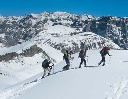 Nach einer kurzen Nacht wurde bei noch leichtem Schneefall der 1500 m hohe Aufstieg über den Bifertenfirn begonnen. Kurz vor dem Gletscher wurde angeseilt.