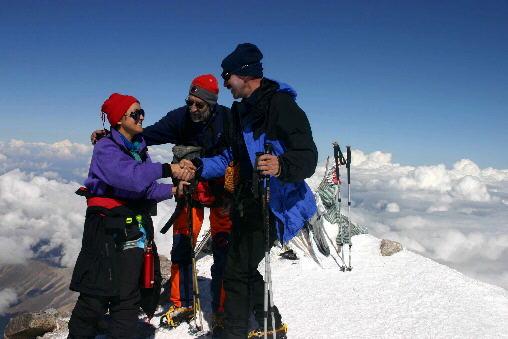 Wir standen auf dem Dach Europas, dem 5642 m hohe Elbrus. 20 Minuten später begann der Abstieg.