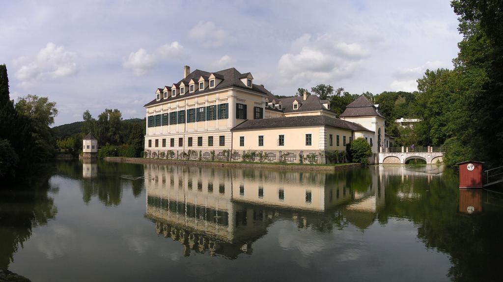 It is the only moated Castle of Vienna and its wide park will offer a beautiful surrounding for our sport.