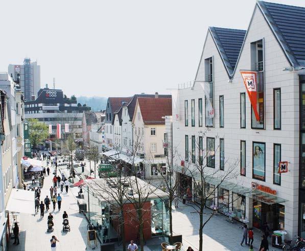 Steinerne Stelen symbolisieren die vier ehemaligen Stadttore, Wechsel im Straßenbelag und Baumgruppen an den Kreuzungen akzentuieren die klare geometrische Struktur der Göppinger Innenstadt.