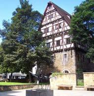 In unmittelbarer Nähe zum Göppinger Rathaus befindet sie sich im historischen Adelberger Kornhaus, einem denkmalgeschützten Fachwerkbau.