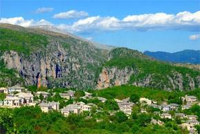 Schlucht. Das Dorf Monodendri befindet sich in einer Höhe von 1060 Meter und ca. 39 km von der Stadt Ioannina entfernt.