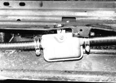 Abgasschalldämpfer (0/) - Abgasschalldämpfer mit Winkel unter Verwendung von Schraube M6x0, Karosseriescheibe, Federring und Mutter an