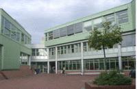 Der Bodensee-Kreis bildet junge Menschen aus. An beruflichen Schulen. Das sind Schulen, die junge Menschen auf den Beruf vorbereiten. Friedrichshafen.