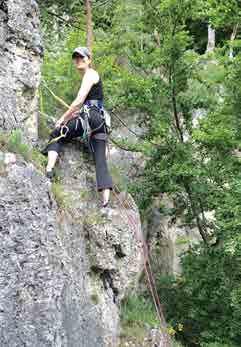 Vorstiegskurs in der Fränkischen Schweiz Ziel des Kurses ist es, den Vorstieg in gut gesicherten (Bohrhaken) Routen am Naturfels zu üben und somit Vertrauen in das Material und in das eigene