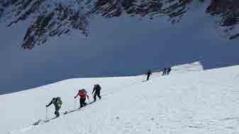 Voraussetzungen: sicheres Skifahren im freien Skigelände, Kondition für Aufstiege von 4-6 Std.