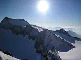 Während der Tour werden die Grundlagen des Bergsteigens aufgefrischt und vertieft. Dazu gehören Tourenplanung, Orientierung, Spaltenbergung und die verschiedenen Techniken im Eis.