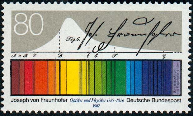 Fraunhofers Instrumente wurden in ganz Europa Vertrieben. Im Jahre 1814 erfand der das Spektroskop und entdeckte die Spektrallinien oder auch Fraunhoferlinien genannt.er studierte diese sorgfältig.