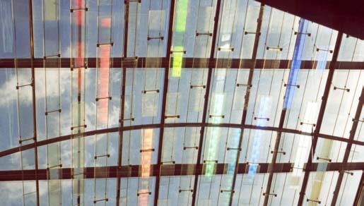 Seite 4 von 7 Bild 3 Holographisch optische Elemente in der Dachverglasung (Foto Fa. GLB) Bild 4 zeigt Fassaden mit Elementen aus Stegdoppelplatten aus glasfaserverstärktem Kunststoff.