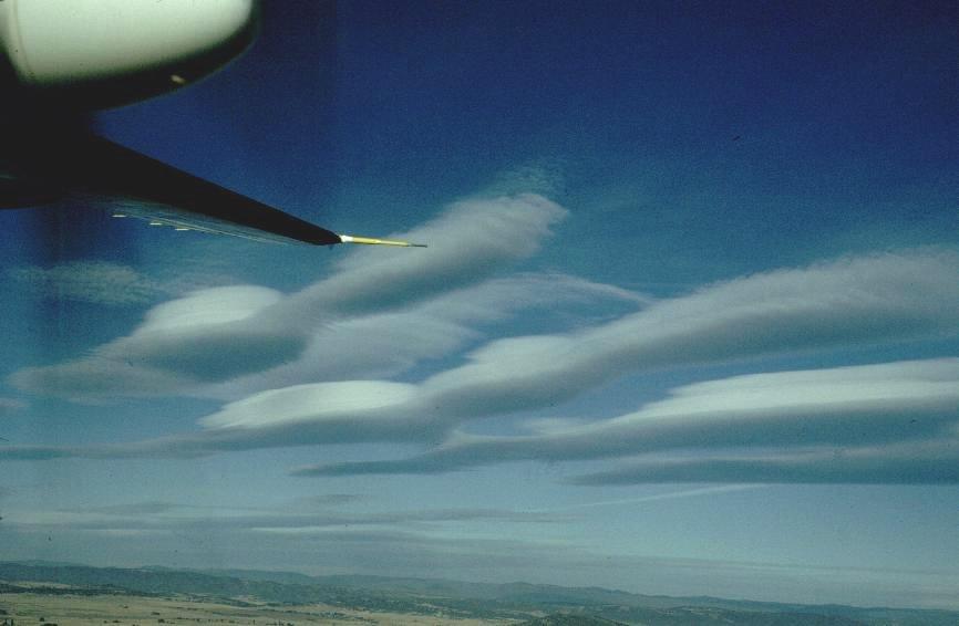 Leewellenwolken haben häufig ein linsenförmiges Aussehen und erhalten daher zum Wolkennamen den Zusatz lenticularis (z. B. Altocumulus lenticularis).