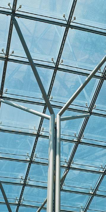 Die Dachverglasung, bestehend aus Verbundsicherheitsglas aus teilvorgespannten Glas (TVG), wird durch geschweißte,