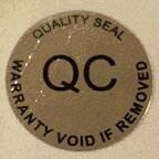 (Produkt und Karton). Alle Komponenten bzw. Versandkartons mit QC-Etikett neben der Bestellnummer sind also fehlerfrei.