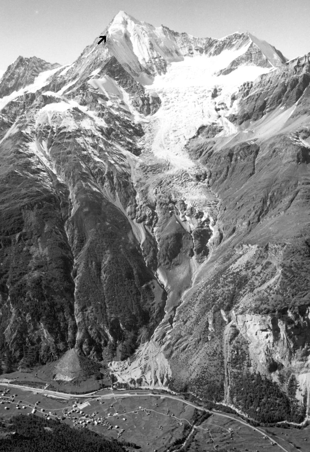 Auszug aus dem Inventar gefährlicher Gletscher der Schweiz Abbildung 2: Gletscher- und Eisstürze aus der NE-Flanke des Weisshorns auf den Bisgletscher können vor allem im