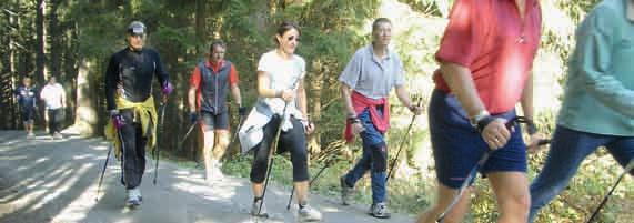 Richtig Fit mit Nordic Walking Nordic Walking, das schwungvolle Marschieren mit Armarbeit und Stockeinsatz, ist ein ideales Ganzkörpertraining in der Natur für Ausdauer, Kraft und Fitness.