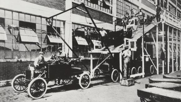 2. Industrielle Revolution (1870) Massenproduktion, Fließband und Einsatz von Strom