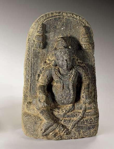 L= 37 cm CHF 800 /1 200. EUR 515 /775. 3215 3214 3213 3215 Relief mit 4 Buddhas in Nischen, Nordostindien, Pala Periode, 10./12. Jh. Dunkelgrauer Basalt.
