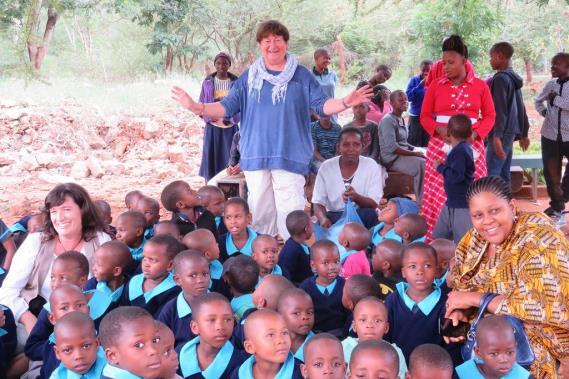 Wir besuchten Agnees, ein Massai-Mädchen der wir das Schulgeld zahlen, in der Secondary School in Mwanga, Kindergarten in Same.