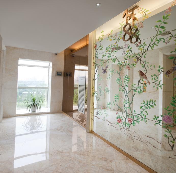 Die in hellen Farbtönen und mit eleganten Elementen der chinesischen Kultur eindrucksvoll gestalteten Zimmer verfügen über einen Flachbild- Sat-TV sowie Kaffee- und Teezubehör.