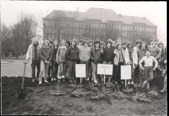 Die Gedenkstätte Bullenhuser Damm Dokumente und Fotos Schülerinnen und Schüler im entstehenden Rosengarten, 1983.