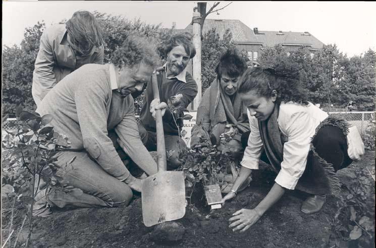 Die Gedenkstätte Bullenhuser Damm Dokumente und Fotos Günther Schwarberg (vorne links) und Hannes Wader (Mitte) beim Pflanzen einer Rose, 6.9.1983.