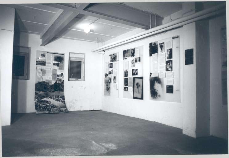 Die Gedenkstätte Bullenhuser Damm Dokumente und Fotos Blick in die Ausstellung, 1994. 1994 wurde eine neue Ausstellung in der Gedenkstätte Bullenhuser Damm eingerichtet.