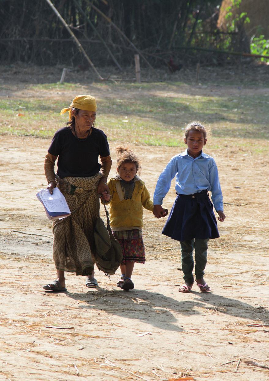 ZUM BEISPIEL BINITA Binita ist acht Jahre alt und wohnt in einem Dorf im Südwesten Nepals. Gerade hat sie die erste Klasse mit Höchstnoten abgeschlossen.