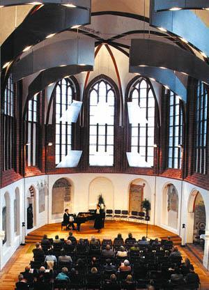 historischen Altstadt. Nach langen Verhandlungen ist die DDR-Regierung 1985 endlich bereit, eine Spende zur Sanierung der Klosterkirche St. Katharinen anzunehmen.