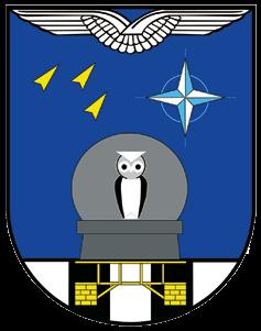 DAS WAPPEN DES EINSATZFÜHRUNGSBEREICH 2 Der blaue, schwarz umrandete Schild ist in zwei Heroldstücke unterteilt, wobei im oberen Teil die Luftwaffenschwinge, die NATO-Rose und in stilisierter Form